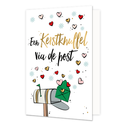Een kerstknuffel via de post - Formaat: Normaal - Vorm: Staand - Kerstkaart - Op deze kerstkaart staat een brievenbus omringt door hartjes en de tekst: "Een kerstknuffel via de post". - Snelwenskaart