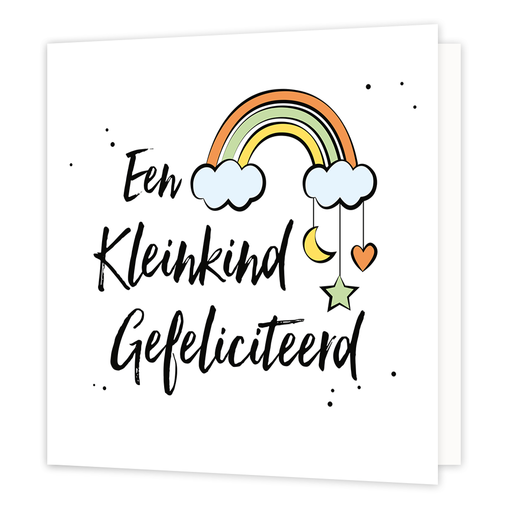 Een kleinkind gefeliciteerd - Formaat: Standaard - Vorm: Vierkant - Geboortekaart - Op deze wenskaart staat een witte achtergrond met een lieflijk en speels ontwerp. Centraal aan de linkerzijde staat de tekst "Een Kleinkind Gefeliciteerd", geschreven in een zwart, handgeschreven penseellettertype. Rechts van de tekst is een vrolijke illustratie te zien van een regenboog in zachte tinten oranje, geel en groen, die rust op twee lichtblauwe wolkjes. Aan het rechterwolkje hangt een soort mobiel met daaraan een