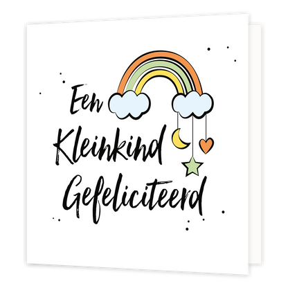 Een kleinkind gefeliciteerd - Formaat: Standaard - Vorm: Vierkant - Geboortekaart - Op deze wenskaart staat een witte achtergrond met een lieflijk en speels ontwerp. Centraal aan de linkerzijde staat de tekst "Een Kleinkind Gefeliciteerd", geschreven in een zwart, handgeschreven penseellettertype. Rechts van de tekst is een vrolijke illustratie te zien van een regenboog in zachte tinten oranje, geel en groen, die rust op twee lichtblauwe wolkjes. Aan het rechterwolkje hangt een soort mobiel met daaraan een