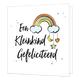 Een kleinkind gefeliciteerd - Formaat: Standaard - Vorm: Vierkant - Geboortekaart - Op deze wenskaart staat een witte achtergrond met een lieflijk en speels ontwerp. Centraal aan de linkerzijde staat de tekst "Een Kleinkind Gefeliciteerd", geschreven in een zwart, handgeschreven penseellettertype. Rechts van de tekst is een vrolijke illustratie te zien van een regenboog in zachte tinten oranje, geel en groen, die rust op twee lichtblauwe wolkjes. Aan het rechterwolkje hangt een soort mobiel met daaraan een