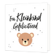Een kleinkind gefeliciteerd - Formaat: Standaard - Vorm: Vierkant - Geboortekaart - Op deze wenskaart staat een witte achtergrond met een lief en minimalistisch ontwerp. Centraal bovenaan staat de tekst "Een Kleinkind Gefeliciteerd" geschreven in een zwart, handgeschreven penseellettertype. Daaronder is het gezichtje van een schattig lichtbruin beertje afgebeeld met kleine zwarte kraaloogjes, een zwart neusje en een vriendelijke glimlach. De binnenkant van de oortjes en de snuit van het beertje zijn uitgev