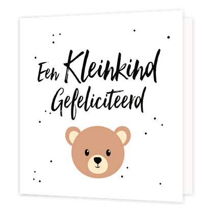 Op deze wenskaart staat onderin een getekende bruine beren hoofd. Op de kaart staan meerdere kleine zwarte stippen verspreid. In het midden boven de beren hoofd staat in het zwart de tekst 'een kleinkind gefeliciteerd'.