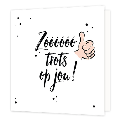 Zo trots op jou! - Formaat: Normaal - Vorm: Vierkant - Complimentenkaart - Op deze wenskaart staat de tekst: "Zóóóóóó trots op jou!" met een duim ernaast. - Snelwenskaart