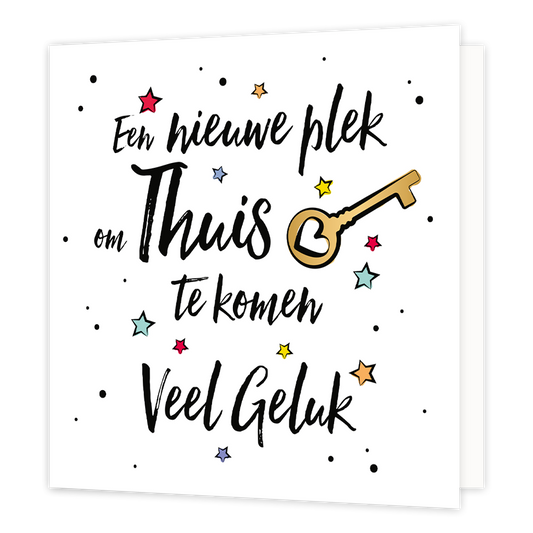 Een nieuwe plek om thuis te komen - Formaat: Normaal - Vorm: Vierkant - Woningkaart - Op deze wenskaart staat de tekst: "Een nieuwe plek om thuis te komen veel geluk" omringt door sterren en een sleutel. - Snelwenskaart