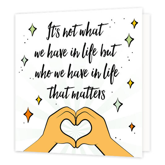 Op deze wenskaart staan handen die een hartje vormen met sterren en de tekst: "It's not what we have in life but who we have in life that matters".