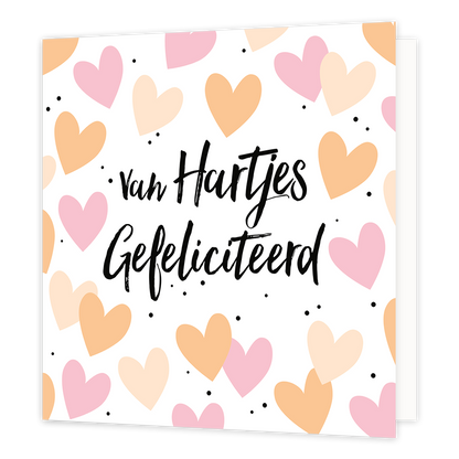 Op deze wenskaart staan verschillende harten in de kleuren, roze, oranje en geel. Tussen de hartjes door staan zwarte stippen. In het midden van de kaart staat in het zwart de tekst 'van hartjes gefeliciteerd'. 