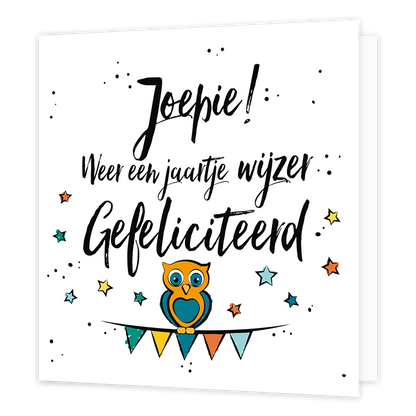 Joepie! Weer een jaartje wijzer - Formaat: Normaal - Vorm: Vierkant - Verjaardagskaart - Op deze wenskaart staat de tekst: "Joepie! Weer een jaartje wijzer gefeliciteerd" omringt door sterren en een slinger met een uil. - Snelwenskaart