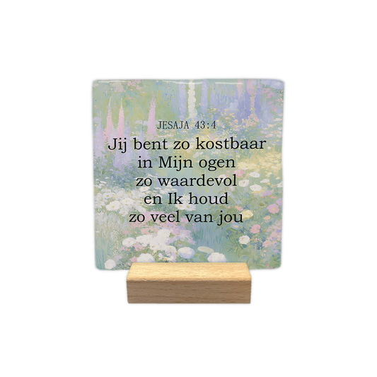 Jesaja 43:4 - Decoratie tegel - Formaat: - Op deze decoratie tegel staat de tekst "Jesaja 43:4" gevolgd door de zin "Jij bent zo kostbaar in Mijn ogen zo waardevol en Ik houd zo veel van jou". De tekst is in het zwart weergegeven en staat in het midden. De achtergrond bestaat uit een kleurrijke, zachte afbeelding van een bloementuin met witte, roze en paarse tinten. Het ontwerp heeft een dromerige en zachte uitstraling. - Snelwenskaart