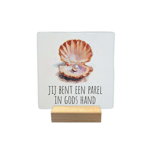 Jij bent een parel - Decoratie tegel - Formaat: - Op deze decoratie tegel staat een schildering van een geopende schelp met een parel erin. Daaronder staat de tekst "Jij bent een parel in Gods hand" in zwarte letters. Het geheel is geplaatst tegen een lichte, effen achtergrond. - Snelwenskaart