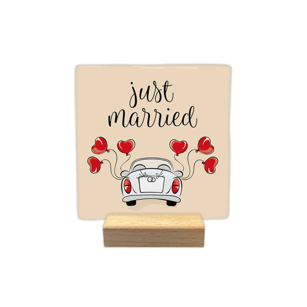 Just married - Decoratie tegel - Formaat: - Op deze decoratie tegel staat een illustratie van de achterkant van een witte trouwauto op een beige achtergrond. De auto is versierd met een strik en twee ringen op de achterklep, en er zijn vijf rode hartvormige ballonnen aan verbonden. Bovenaan de afbeelding staat in sierlijke, zwarte letters de tekst "just married" geschreven. - Snelwenskaart