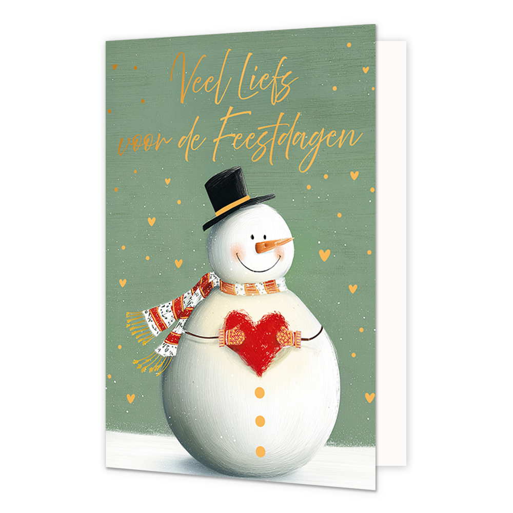 Veel liefs voor de feestdagen - Formaat: Standaard - Vorm: Staand - Kerstkaart - Op deze wenskaart is een sneeuwpop afgebeeld tegen een groene achtergrond met fijne witte en oranje stipjes en kleine gele hartjes. De sneeuwpop draagt een zwarte hoge hoed met een gele rand, een rood-wit gestreepte sjaal en houdt met met wanten bedekte handjes een groot rood hart vast. Op zijn lichaam bevinden zich drie gele knopen en op zijn hoofd heeft hij een oranje neus in de vorm van een wortel. Bovenaan de illustratie s