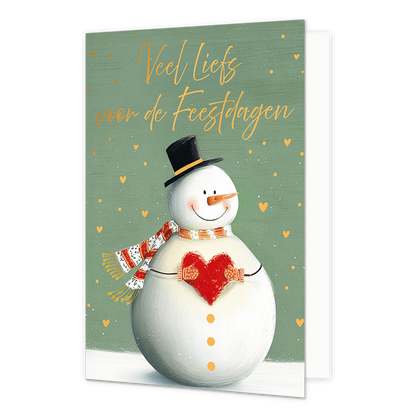 Veel liefs voor de feestdagen - Formaat: Standaard - Vorm: Staand - Kerstkaart - Op deze wenskaart is een sneeuwpop afgebeeld tegen een groene achtergrond met fijne witte en oranje stipjes en kleine gele hartjes. De sneeuwpop draagt een zwarte hoge hoed met een gele rand, een rood-wit gestreepte sjaal en houdt met met wanten bedekte handjes een groot rood hart vast. Op zijn lichaam bevinden zich drie gele knopen en op zijn hoofd heeft hij een oranje neus in de vorm van een wortel. Bovenaan de illustratie s