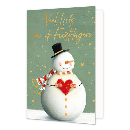 Veel liefs voor de feestdagen - Formaat: Standaard - Vorm: Staand - Kerstkaart - Op deze wenskaart is een sneeuwpop afgebeeld tegen een groene achtergrond met fijne witte en oranje stipjes en kleine gele hartjes. De sneeuwpop draagt een zwarte hoge hoed met een gele rand, een rood-wit gestreepte sjaal en houdt met met wanten bedekte handjes een groot rood hart vast. Op zijn lichaam bevinden zich drie gele knopen en op zijn hoofd heeft hij een oranje neus in de vorm van een wortel. Bovenaan de illustratie s