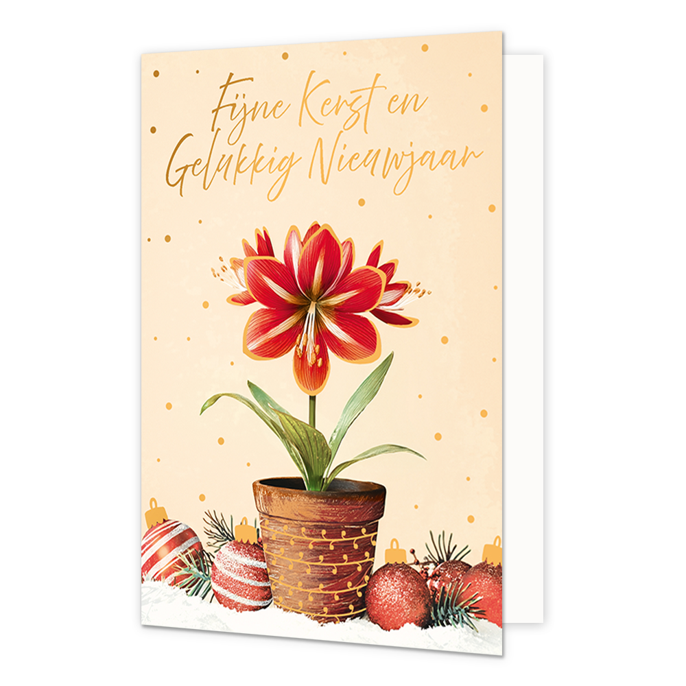 Fijne kerst en gelukkig nieuwjaar - Formaat: Standaard - Vorm: Staand - Kerstkaart - Op deze wenskaart staat een bloeiende rood-witte amaryllis in een bruine bloempot afgebeeld tegen een zachte beige achtergrond met gouden stippen. Rondom de pot liggen diverse kerstballen in rode tinten met witte accenten, vergezeld door groene dennentakjes op een ondergrond van sneeuw. Bovenaan de illustratie bevindt zich de goudkleurige handgeschreven tekst "Fijne Kerst en Gelukkig Nieuwjaar". - Snelwenskaart