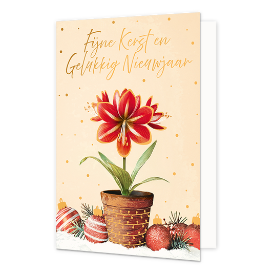 Fijne kerst en gelukkig nieuwjaar - Formaat: Standaard - Vorm: Staand - Kerstkaart - Op deze wenskaart staat een bloeiende rood-witte amaryllis in een bruine bloempot afgebeeld tegen een zachte beige achtergrond met gouden stippen. Rondom de pot liggen diverse kerstballen in rode tinten met witte accenten, vergezeld door groene dennentakjes op een ondergrond van sneeuw. Bovenaan de illustratie bevindt zich de goudkleurige handgeschreven tekst "Fijne Kerst en Gelukkig Nieuwjaar". - Snelwenskaart
