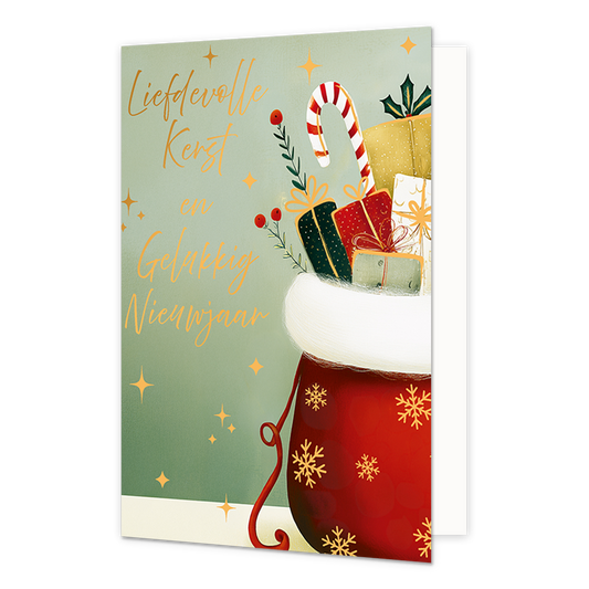 Liefdevolle kerst en gelukkig nieuwjaar - Formaat: Standaard - Vorm: Staand - Kerstkaart - Op deze wenskaart staat een rode kerstsok gevuld met diverse ingepakte cadeautjes, een rood-wit gestreepte zuurstok en takjes tegen een lichtgroene achtergrond. De sok is versierd met goudkleurige sneeuwvlokken en heeft een witte pluche rand aan de bovenzijde. De achtergrond is voorzien van fonkelende gele sterren en subtiele lichtvlekken. Links op de kaart bevindt zich de goudkleurige handgeschreven tekst "Liefdevol