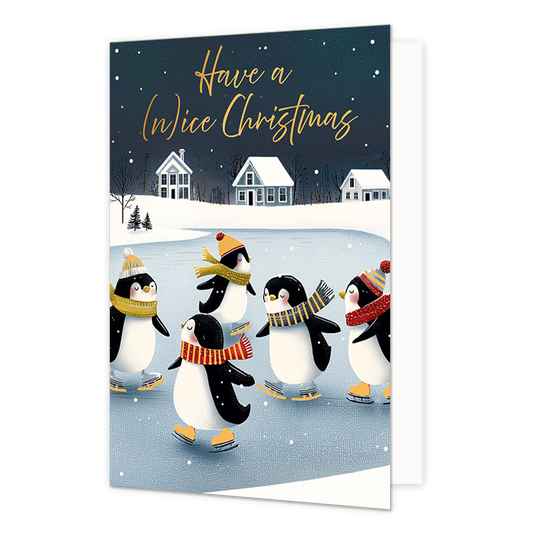 Have a (n)ice christmas - Formaat: Standaard - Vorm: Staand - Kerstkaart - Op deze wenskaart zijn vijf schaatsende pinguïns te zien op een bevroren meer, met op de achtergrond een winters landschap met besneeuwde huizen en bomen. De pinguïns dragen vrolijke mutsen en sjaals in verschillende kleuren zoals geel, oranje en rood, en schaatsen vrolijk rond. De donkerblauwe nachthemel boven het tafereel is gevuld met subtiele witte sneeuwvlokken. Bovenaan de illustratie staat de goudkleurige, sierlijke tekst "Ha