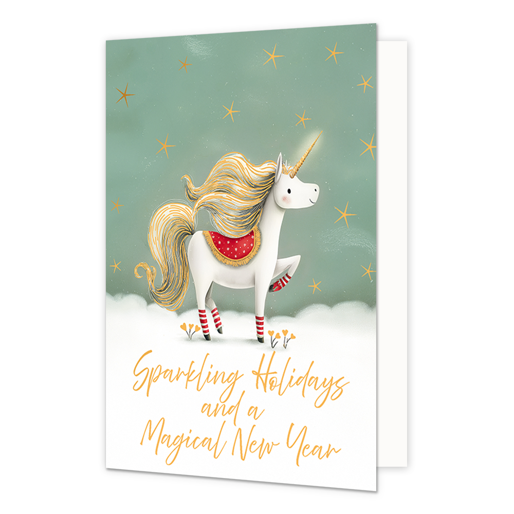 Sparkling holidays and a magical new year - Formaat: Standaard - Vorm: Staand - Kerstkaart - Op deze wenskaart is een witte eenhoorn afgebeeld met gouden manen, een staart en een oplichtende gouden hoorn, staand in een besneeuwd landschap. De eenhoorn draagt rode beenwarmers met witte strepen en een roodkleurig dekje met witte stippen en een gouden rand op haar rug. De achtergrond is groen van kleur en versierd met vele stralende gele sterren. Onderaan de illustratie staat de gele, sierlijke handgeschreven