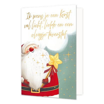 Ik wens je een kerst vol licht - Formaat: Standaard - Vorm: Staand - Kerstkaart - Op deze wenskaart is de Kerstman afgebeeld met een grote witte baard, een rode kerstmuts en een rode jas met een zwarte riem. Hij houdt een gouden sterrenstaf vast die versierd is met een rood strikje. De achtergrond is groen van kleur met fijne gele stippen en fonkelende sterren. Bovenaan de illustratie staat de gele, sierlijke tekst "Ik wens je een Kerst vol licht, liefde en een vleugje toverstof". - Snelwenskaart