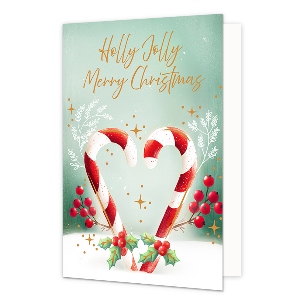 Holly jolly merry christmas - Formaat: Standaard - Vorm: Staand - Kerstkaart - Op deze wenskaart staan twee rood-wit gestreepte zuurstokken afgebeeld die samen de vorm van een hart vormen, tegen een groene achtergrond met witte takjes en rode bessen. De zuurstokken zijn onderaan versierd met groene hulstblaadjes en rode bessen, staand op een witte, besneeuwde ondergrond. De achtergrond is verder voorzien van kleine gele sterretjes en stipjes. Bovenaan de illustratie staat de gele handgeschreven tekst "Holl