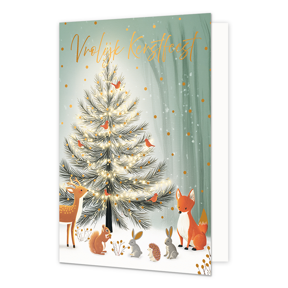 Vrolijk kerstfeest - Formaat: Standaard - Vorm: Staand - Kerstkaart - Op deze wenskaart is een grote, verlichte kerstboom afgebeeld in een besneeuwd bos met een zachtgroene achtergrond en gouden stippen. Rondom de stam van de boom en in de takken bevinden zich diverse bosdieren, waaronder een hertje, een eekhoorn, konijntjes, een egeltje, een vos en kleine vogeltjes. De boom straalt een warm licht uit dankzij de vele lampjes die erin hangen. Bovenaan de illustratie staat de oranje handgeschreven tekst "Vro