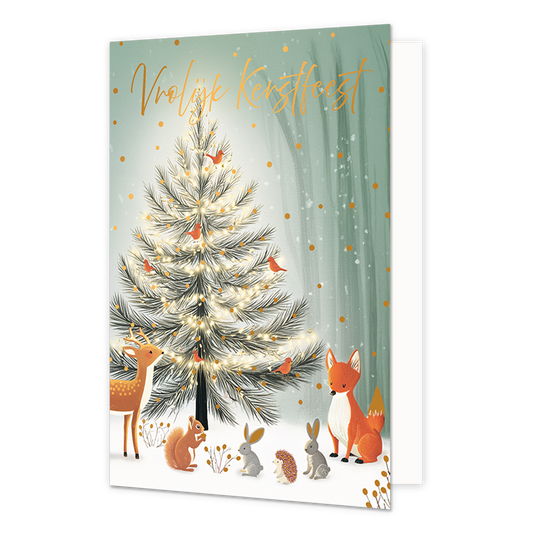 Vrolijk kerstfeest - Formaat: Standaard - Vorm: Staand - Kerstkaart - Op deze wenskaart is een grote, verlichte kerstboom afgebeeld in een besneeuwd bos met een zachtgroene achtergrond en gouden stippen. Rondom de stam van de boom en in de takken bevinden zich diverse bosdieren, waaronder een hertje, een eekhoorn, konijntjes, een egeltje, een vos en kleine vogeltjes. De boom straalt een warm licht uit dankzij de vele lampjes die erin hangen. Bovenaan de illustratie staat de oranje handgeschreven tekst "Vro