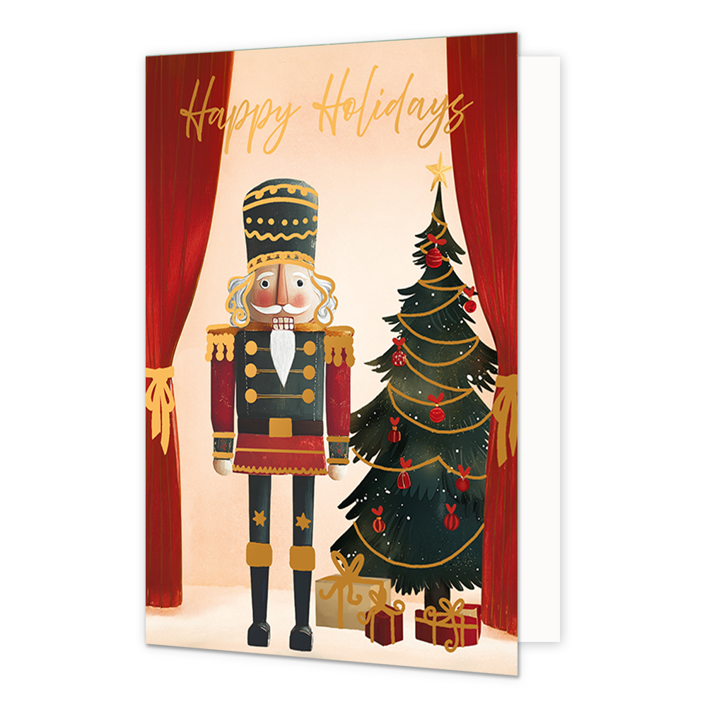 Happy holidays - Formaat: Standaard - Vorm: Staand - Kerstkaart - Op deze wenskaart staat een klassieke notenkraker in een rood-met-groen uniform afgebeeld, geflankeerd door een versierde kerstboom en ingepakte cadeautjes. Het geheel is omlijst door rode gordijnen aan weerszijden tegen een lichte achtergrond. De kerstboom is getooid met rode kerstballen, slingers en een ster op de top. Bovenaan de illustratie staat de goudkleurige handgeschreven tekst "Happy Holidays". - Snelwenskaart