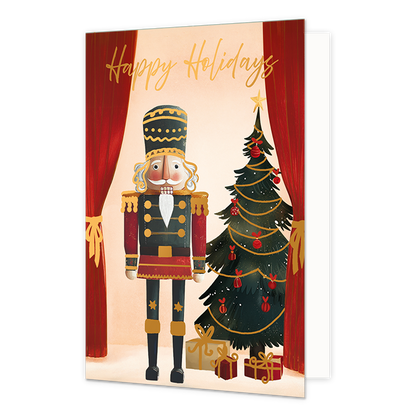Happy holidays - Formaat: Standaard - Vorm: Staand - Kerstkaart - Op deze wenskaart staat een klassieke notenkraker in een rood-met-groen uniform afgebeeld, geflankeerd door een versierde kerstboom en ingepakte cadeautjes. Het geheel is omlijst door rode gordijnen aan weerszijden tegen een lichte achtergrond. De kerstboom is getooid met rode kerstballen, slingers en een ster op de top. Bovenaan de illustratie staat de goudkleurige handgeschreven tekst "Happy Holidays". - Snelwenskaart