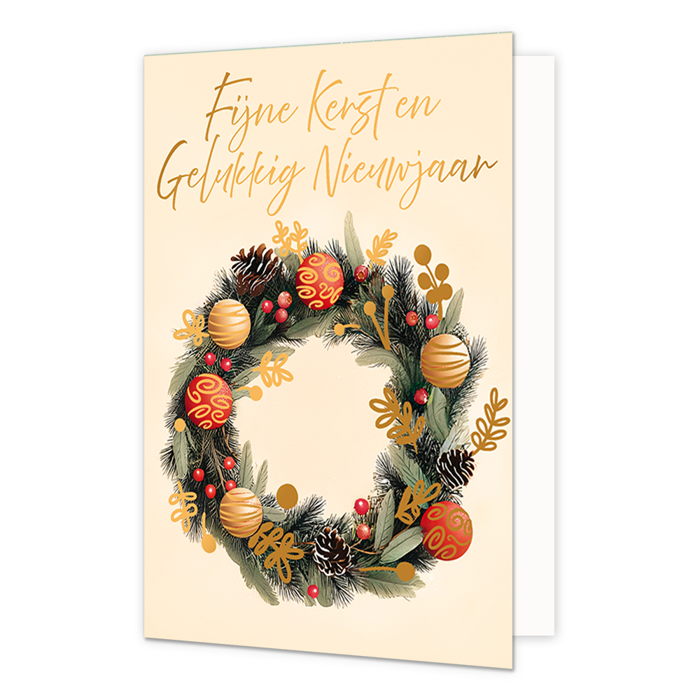 Fijne kerst en gelukkig nieuwjaar - Formaat: Standaard - Vorm: Staand - Kerstkaart - Op deze wenskaart is een rijkelijk versierde kerstkrans afgebeeld tegen een lichte, crèmekleurige achtergrond. De krans bestaat uit groene dennentakken die zijn verrijkt met rode en gouden kerstballen, dennenappels, rode bessen en gouden bladeren. Bovenaan de illustratie staat de goudkleurige, sierlijke handgeschreven tekst "Fijne Kerst en Gelukkig Nieuwjaar". - Snelwenskaart