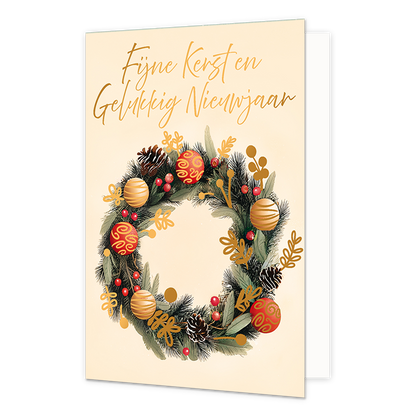Fijne kerst en gelukkig nieuwjaar - Formaat: Standaard - Vorm: Staand - Kerstkaart - Op deze wenskaart is een rijkelijk versierde kerstkrans afgebeeld tegen een lichte, crèmekleurige achtergrond. De krans bestaat uit groene dennentakken die zijn verrijkt met rode en gouden kerstballen, dennenappels, rode bessen en gouden bladeren. Bovenaan de illustratie staat de goudkleurige, sierlijke handgeschreven tekst "Fijne Kerst en Gelukkig Nieuwjaar". - Snelwenskaart