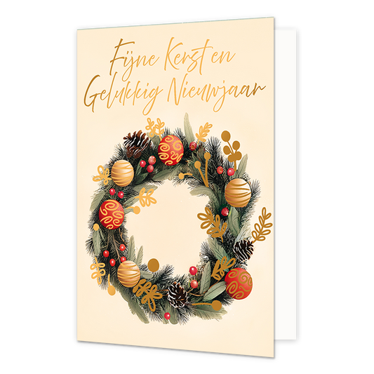 Fijne kerst en gelukkig nieuwjaar - Formaat: Standaard - Vorm: Staand - Kerstkaart - Op deze wenskaart is een rijkelijk versierde kerstkrans afgebeeld tegen een lichte, crèmekleurige achtergrond. De krans bestaat uit groene dennentakken die zijn verrijkt met rode en gouden kerstballen, dennenappels, rode bessen en gouden bladeren. Bovenaan de illustratie staat de goudkleurige, sierlijke handgeschreven tekst "Fijne Kerst en Gelukkig Nieuwjaar". - Snelwenskaart
