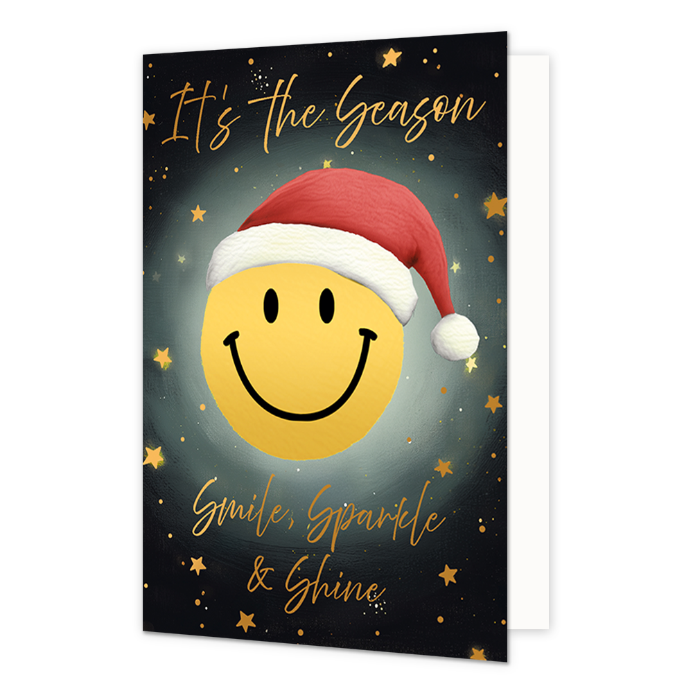 It's the season - Formaat: Standaard - Vorm: Staand - Kerstkaart - Op deze wenskaart is een gele smiley afgebeeld die een rode kerstmuts met een witte rand en pompon draagt. De smiley bevindt zich centraal tegen een donkere achtergrond die versierd is met kleine gouden sterretjes en stipjes. Bovenaan de illustratie staat de gele, handgeschreven tekst "It's The Season". Onderaan de illustratie is de gele, handgeschreven tekst "Smile, Sparkle & Shine" te zien. - Snelwenskaart