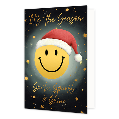 It's the season - Formaat: Standaard - Vorm: Staand - Kerstkaart - Op deze wenskaart is een gele smiley afgebeeld die een rode kerstmuts met een witte rand en pompon draagt. De smiley bevindt zich centraal tegen een donkere achtergrond die versierd is met kleine gouden sterretjes en stipjes. Bovenaan de illustratie staat de gele, handgeschreven tekst "It's The Season". Onderaan de illustratie is de gele, handgeschreven tekst "Smile, Sparkle & Shine" te zien. - Snelwenskaart