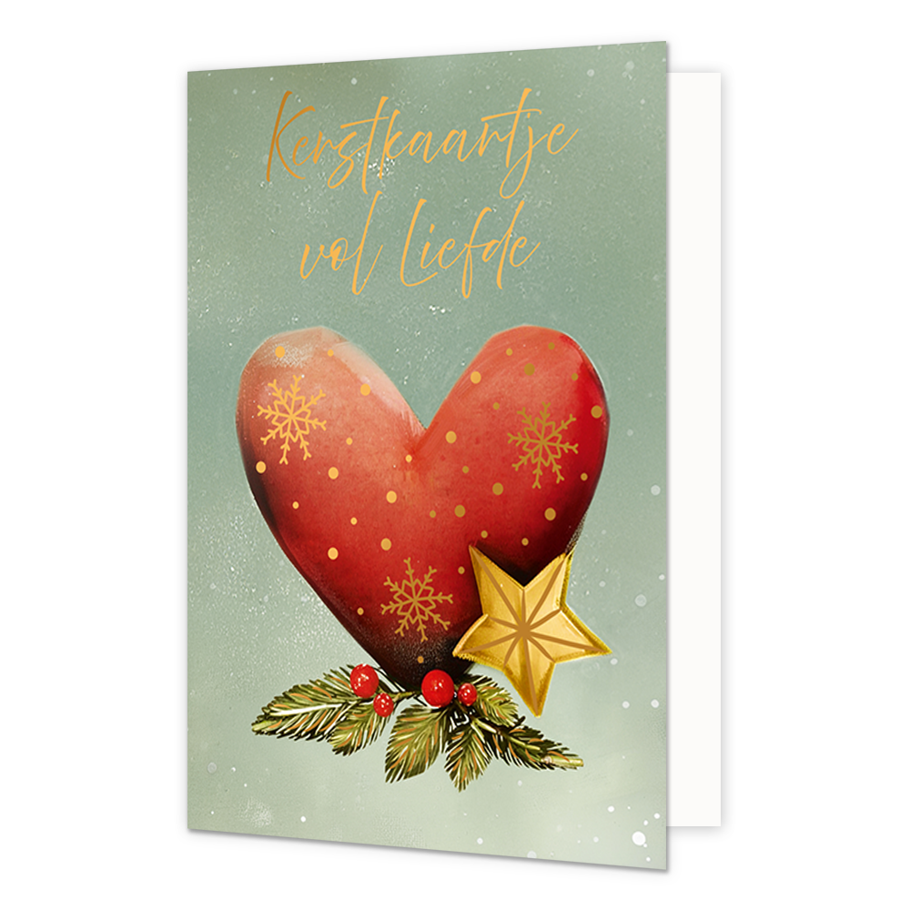 Kerstkaartje vol liefde - Formaat: Standaard - Vorm: Staand - Kerstkaart - Op deze wenskaart staat een groot, rood hart afgebeeld dat is versierd met gouden sneeuwvlokken en stippen. Het hart rust op groene dennentakken met rode bessen en wordt vergezeld door een gouden ster aan de onderzijde. De achtergrond is zachtgroen van kleur met subtiele witte spikkels die op sneeuw lijken. Bovenaan de illustratie staat de gele, handgeschreven tekst "Kerstkaartje vol liefde". - Snelwenskaart