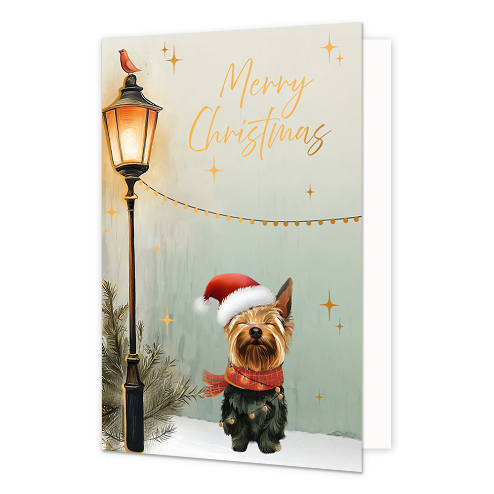 Merry christmas - Formaat: Standaard - Vorm: Staand - Kerstkaart - Op deze wenskaart staat een klein hondje met een kerstmuts en een rode sjaal afgebeeld in een besneeuwd landschap. Het hondje bevindt zich naast een brandende straatlantaarn waarop een rood vogeltje zit. De achtergrond is lichtgroen van kleur en versierd met twinkelingseffecten, sterren en een lichtsnoer dat van de lantaarn naar de zijkant loopt. Bovenaan de illustratie staat de gele, handgeschreven tekst "Merry Christmas". - Snelwenskaart