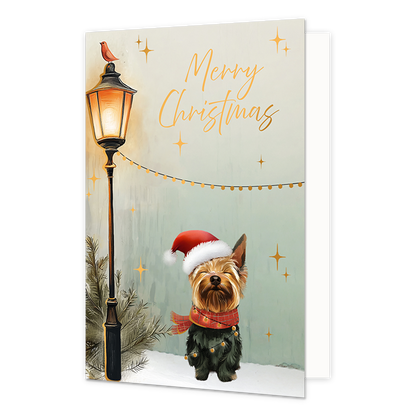 Merry christmas - Formaat: Standaard - Vorm: Staand - Kerstkaart - Op deze wenskaart staat een klein hondje met een kerstmuts en een rode sjaal afgebeeld in een besneeuwd landschap. Het hondje bevindt zich naast een brandende straatlantaarn waarop een rood vogeltje zit. De achtergrond is lichtgroen van kleur en versierd met twinkelingseffecten, sterren en een lichtsnoer dat van de lantaarn naar de zijkant loopt. Bovenaan de illustratie staat de gele, handgeschreven tekst "Merry Christmas". - Snelwenskaart