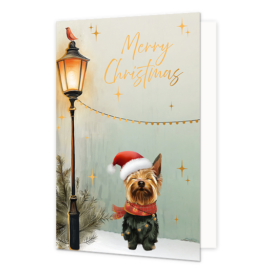 Merry christmas - Formaat: Standaard - Vorm: Staand - Kerstkaart - Op deze wenskaart staat een klein hondje met een kerstmuts en een rode sjaal afgebeeld in een besneeuwd landschap. Het hondje bevindt zich naast een brandende straatlantaarn waarop een rood vogeltje zit. De achtergrond is lichtgroen van kleur en versierd met twinkelingseffecten, sterren en een lichtsnoer dat van de lantaarn naar de zijkant loopt. Bovenaan de illustratie staat de gele, handgeschreven tekst "Merry Christmas". - Snelwenskaart