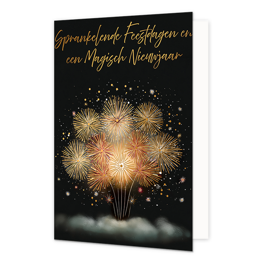 Sprankelende feestdagen en een magisch nieuwjaar - Formaat: Standaard - Vorm: Staand - Kerstkaart - Op deze wenskaart is een kleurrijk vuurwerkspektakel te zien tegen een zwarte achtergrond. Het vuurwerk bestaat uit verschillende stralende, gouden en roodachtige explosies die vanuit de onderkant omhoog schieten. Om de vuurwerkexplosies heen zijn kleine stippen en sterretjes verspreid. Bovenaan de illustratie staat de gele, handgeschreven tekst "Sprankelende Feestdagen en een Magisch Nieuwjaar". - Snelwensk