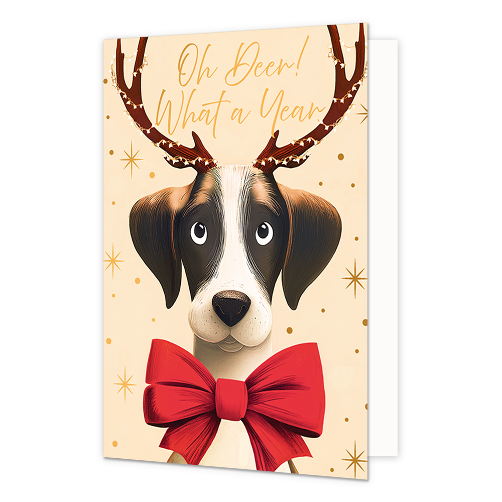 Oh deer! What a year - Formaat: Standaard - Vorm: Staand - Kerstkaart - Op deze wenskaart staat de kop van een hond met grote, sprekende ogen afgebeeld, die een grote rode strik om zijn hals draagt. Het hondje is uitgedost met een groot rendiergewei dat versierd is met kleine lichtjes. De achtergrond heeft een lichte kleur en is voorzien van gouden sterren en stipjes. Bovenaan de illustratie staat de goudkleurige handgeschreven tekst "Oh Deer! What a Year". - Snelwenskaart