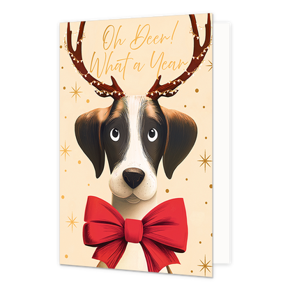 Oh deer! What a year - Formaat: Standaard - Vorm: Staand - Kerstkaart - Op deze wenskaart staat de kop van een hond met grote, sprekende ogen afgebeeld, die een grote rode strik om zijn hals draagt. Het hondje is uitgedost met een groot rendiergewei dat versierd is met kleine lichtjes. De achtergrond heeft een lichte kleur en is voorzien van gouden sterren en stipjes. Bovenaan de illustratie staat de goudkleurige handgeschreven tekst "Oh Deer! What a Year". - Snelwenskaart