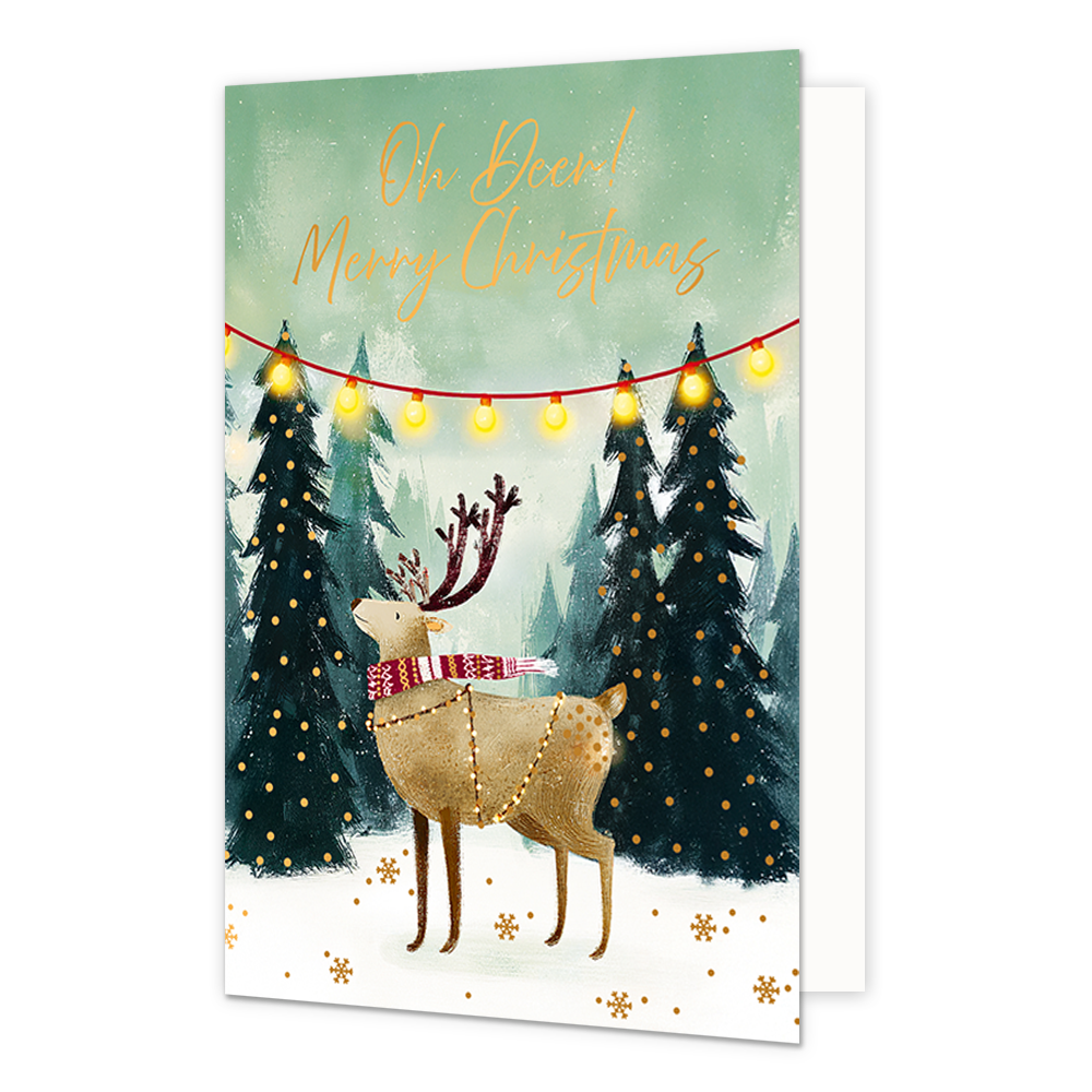 Oh Deer! Merry christmas - Formaat: Standaard - Vorm: Staand - Kerstkaart - Op deze wenskaart staat een hert met een rood-witte sjaal en een lichtsnoer om zijn lichaam afgebeeld in een besneeuwd bos vol donkere kerstbomen. Boven het bos hangt een rode slinger met brandende gele lichtjes tegen een zachtgroene achtergrond. Op de voorgrond liggen gouden sneeuwvlokken en stipjes verspreid in de sneeuw. Bovenaan de illustratie staat de gele, handgeschreven tekst "Oh Deer! Merry Christmas". - Snelwenskaart