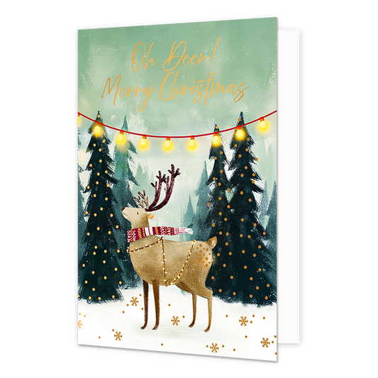 Oh Deer! Merry christmas - Formaat: Standaard - Vorm: Staand - Kerstkaart - Op deze wenskaart staat een hert met een rood-witte sjaal en een lichtsnoer om zijn lichaam afgebeeld in een besneeuwd bos vol donkere kerstbomen. Boven het bos hangt een rode slinger met brandende gele lichtjes tegen een zachtgroene achtergrond. Op de voorgrond liggen gouden sneeuwvlokken en stipjes verspreid in de sneeuw. Bovenaan de illustratie staat de gele, handgeschreven tekst "Oh Deer! Merry Christmas". - Snelwenskaart