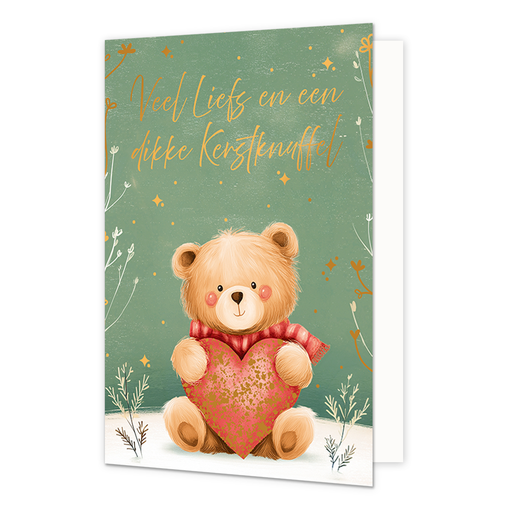 Veel liefs en een dikke kerstknuffel - Formaat: Standaard - Vorm: Staand - Kerstkaart - Op deze wenskaart zit een schattige teddybeer in de sneeuw die een groot hart en een rode sjaal draagt. De teddybeer heeft blz-achtige details, roze blosjes op zijn wangen en is omringd door kleine planten en takjes in de ondergrond. De achtergrond is zachtgroen van kleur en versierd met gouden sterretjes, stipjes en takmotieven aan de randen. Bovenaan de illustratie staat de gele, handgeschreven tekst "Veel liefs en ee