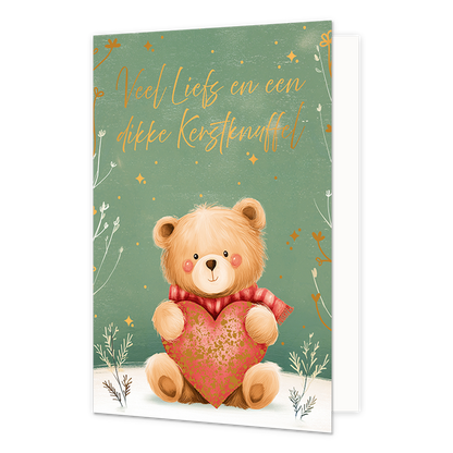 Veel liefs en een dikke kerstknuffel - Formaat: Standaard - Vorm: Staand - Kerstkaart - Op deze wenskaart zit een schattige teddybeer in de sneeuw die een groot hart en een rode sjaal draagt. De teddybeer heeft blz-achtige details, roze blosjes op zijn wangen en is omringd door kleine planten en takjes in de ondergrond. De achtergrond is zachtgroen van kleur en versierd met gouden sterretjes, stipjes en takmotieven aan de randen. Bovenaan de illustratie staat de gele, handgeschreven tekst "Veel liefs en ee
