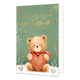 Veel liefs en een dikke kerstknuffel - Formaat: Standaard - Vorm: Staand - Kerstkaart - Op deze wenskaart zit een schattige teddybeer in de sneeuw die een groot hart en een rode sjaal draagt. De teddybeer heeft blz-achtige details, roze blosjes op zijn wangen en is omringd door kleine planten en takjes in de ondergrond. De achtergrond is zachtgroen van kleur en versierd met gouden sterretjes, stipjes en takmotieven aan de randen. Bovenaan de illustratie staat de gele, handgeschreven tekst "Veel liefs en ee