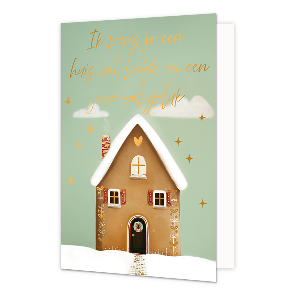 Ik wens je een huis vol liefde en een jaar vol geluk - Formaat: Standaard - Vorm: Staand - Kerstkaart - Op deze wenskaart staat een versierd peperkoekenhuisje afgebeeld in een besneeuwd landschap tegen een lichtgroene achtergrond. Het huisje is gedecoreerd met witte glazuurlijnen, rode luikjes, een krans op de voordeur en een rokende schoorsteen. Rondom het huis zijn gouden sterren en witte wolken te zien. Bovenaan de illustratie staat de gele, handgeschreven tekst "Ik wens je een huis vol liefde en een ja