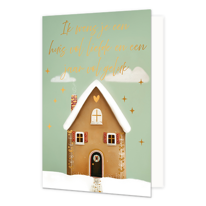 Ik wens je een huis vol liefde en een jaar vol geluk - Formaat: Standaard - Vorm: Staand - Kerstkaart - Op deze wenskaart staat een versierd peperkoekenhuisje afgebeeld in een besneeuwd landschap tegen een lichtgroene achtergrond. Het huisje is gedecoreerd met witte glazuurlijnen, rode luikjes, een krans op de voordeur en een rokende schoorsteen. Rondom het huis zijn gouden sterren en witte wolken te zien. Bovenaan de illustratie staat de gele, handgeschreven tekst "Ik wens je een huis vol liefde en een ja