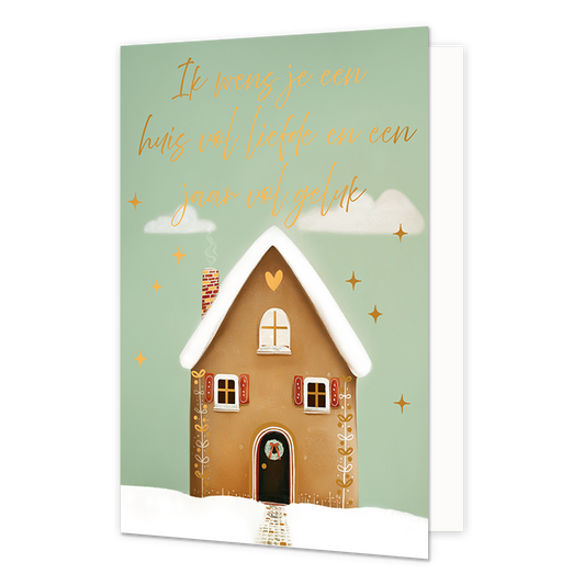 Ik wens je een huis vol liefde en een jaar vol geluk - Formaat: Standaard - Vorm: Staand - Kerstkaart - Op deze wenskaart staat een versierd peperkoekenhuisje afgebeeld in een besneeuwd landschap tegen een lichtgroene achtergrond. Het huisje is gedecoreerd met witte glazuurlijnen, rode luikjes, een krans op de voordeur en een rokende schoorsteen. Rondom het huis zijn gouden sterren en witte wolken te zien. Bovenaan de illustratie staat de gele, handgeschreven tekst "Ik wens je een huis vol liefde en een ja