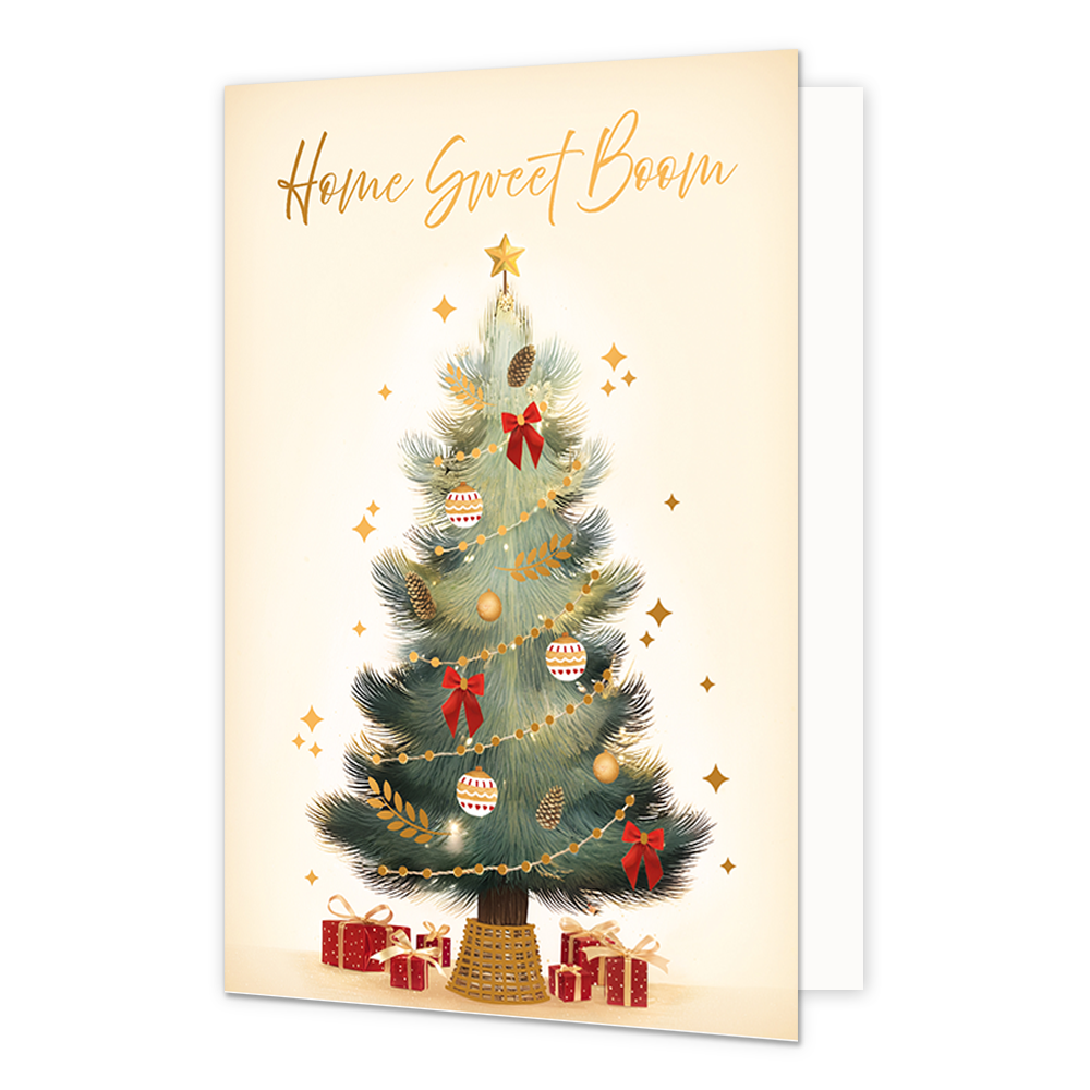 Home sweet boom - Formaat: Standaard - Vorm: Staand - Kerstkaart - Op deze wenskaart is een rijkelijk versierde kerstboom afgebeeld tegen een lichte, crèmekleurige achtergrond. De boom is gedecoreerd met rode strikken, kerstballen, dennenappels, gouden slingers en een ster op de piek, met onderaan verschillende ingepakte cadeautjes. Rondom de kerstboom zijn kleine gouden sterretjes te zien. Bovenaan de illustratie staat de goudkleurige handgeschreven tekst "Home Sweet Boom". - Snelwenskaart