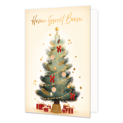 Home sweet boom - Formaat: Standaard - Vorm: Staand - Kerstkaart - Op deze wenskaart is een rijkelijk versierde kerstboom afgebeeld tegen een lichte, crèmekleurige achtergrond. De boom is gedecoreerd met rode strikken, kerstballen, dennenappels, gouden slingers en een ster op de piek, met onderaan verschillende ingepakte cadeautjes. Rondom de kerstboom zijn kleine gouden sterretjes te zien. Bovenaan de illustratie staat de goudkleurige handgeschreven tekst "Home Sweet Boom". - Snelwenskaart